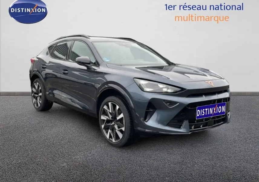 Vue 3/4 avant d'un CUPRA Formentor gris magnétique métal avec jantes alliage et calandre marquée du logo CUPRA.