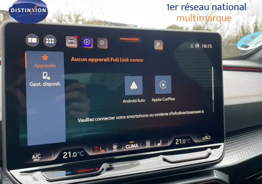 Écran tactile central de la CUPRA Formentor 2025 affichant les options Android Auto et Apple CarPlay, intérieur noir.
