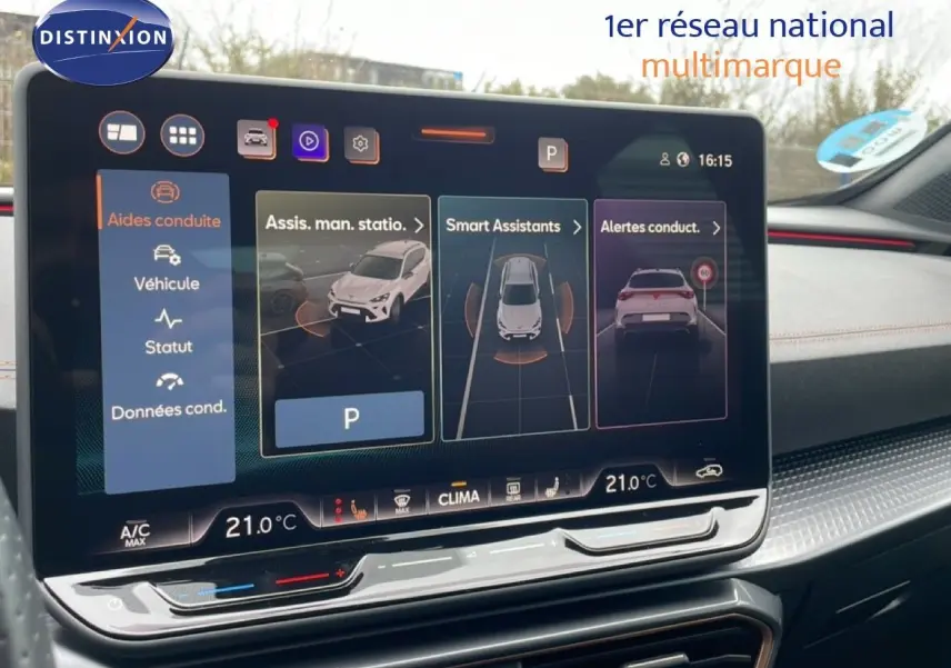 Vue rapprochée de l’écran tactile intérieur du CUPRA Formentor 2025, affichant les aides à la conduite et la climatisation.