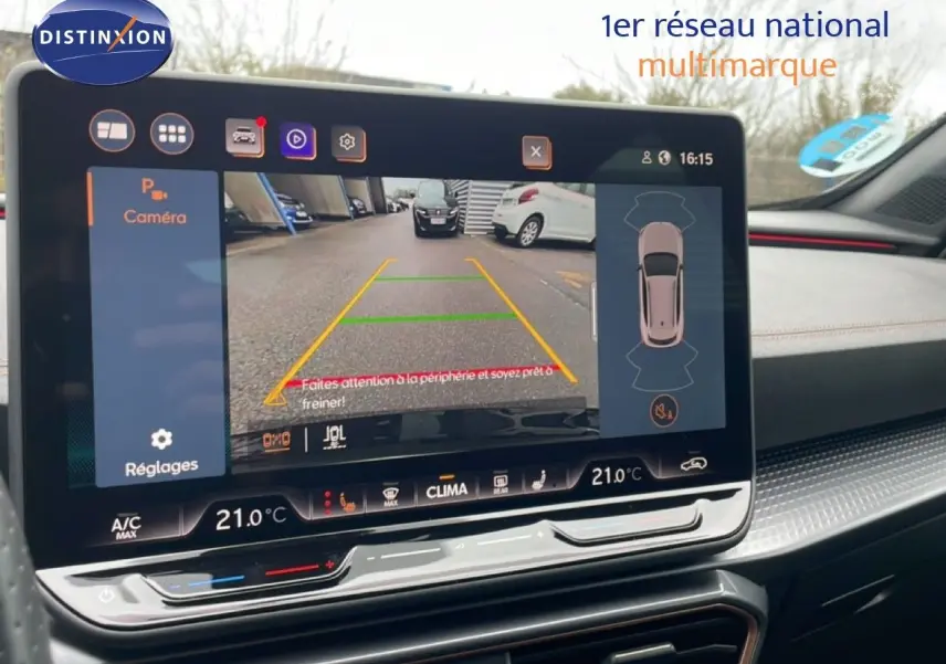 Écran tactile intérieur montrant la caméra de recul du CUPRA Formentor gris métallique, avec affichage des réglages climatiques.