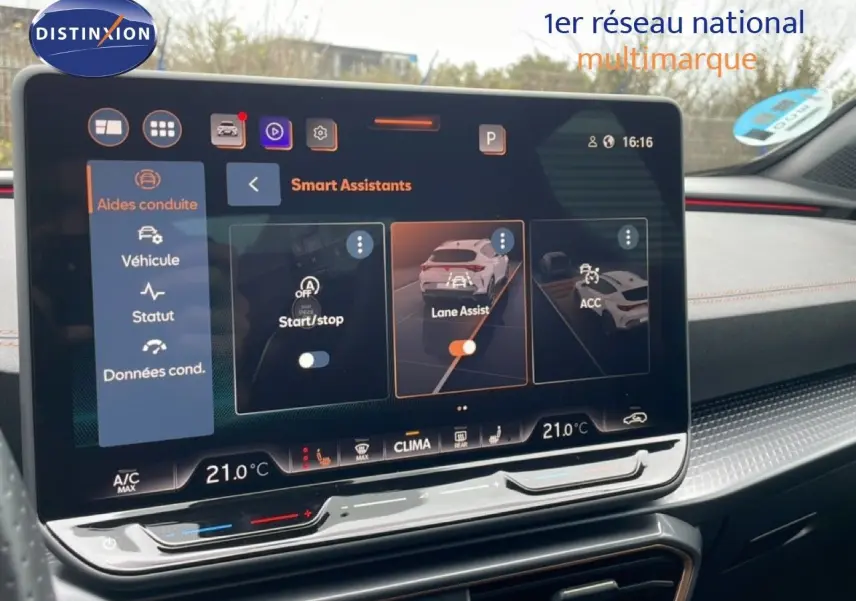 Écran tactile central de la CUPRA Formentor 2025 montrant les assistants de conduite, intérieur moderne gris métallique.