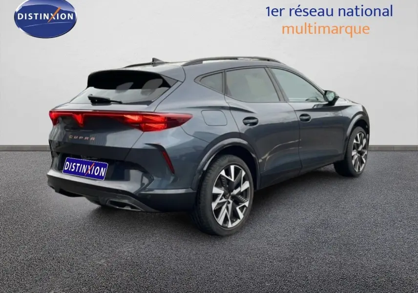 Vue 3/4 arrière droite d'une CUPRA Formentor gris magnétique métal avec jantes alliage et feux arrière LED distinctifs.