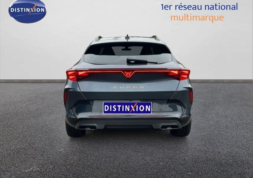 Vue arrière d'un CUPRA Formentor gris magnétique métal 2025 avec feux LED et double sortie d'échappement intégrée.