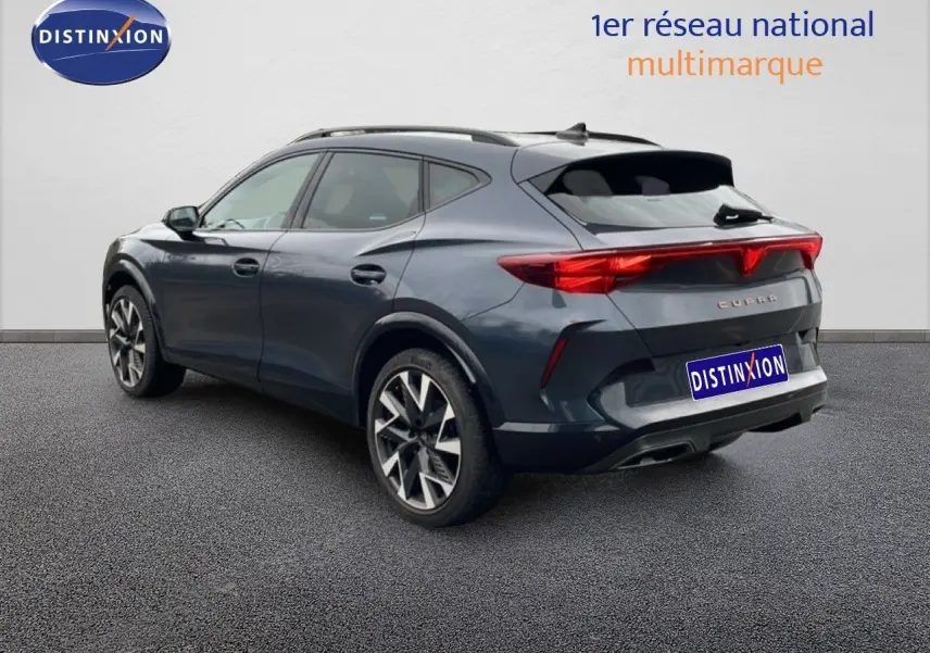 Vue 3/4 arrière droite d’un CUPRA Formentor gris magnétique métal avec feux arrière LED et jantes alliage bicolores.