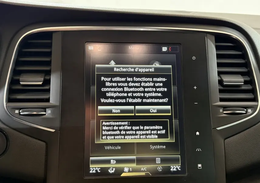 Écran tactile central du tableau de bord de la Renault Mégane Intens gris foncé, affichant une demande de connexion Bluetooth.