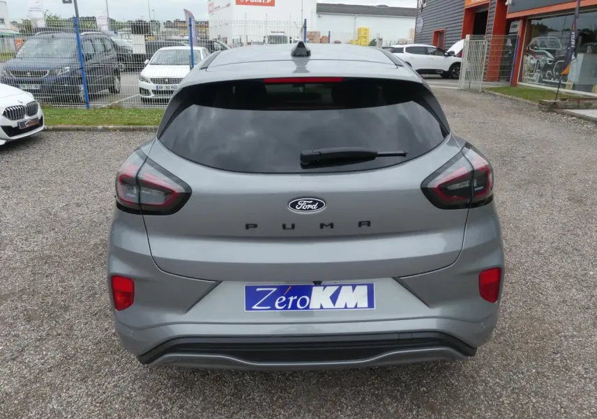 Vue arrière d'un Ford Puma gris métallisé 2025 avec vitrage arrière surteinté et logo PUMA visible.