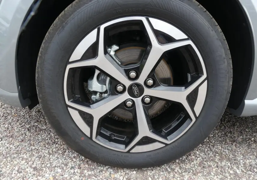 Gros plan sur la jante alliage 17 pouces bicolore noir et argent du Ford Puma gris métallisé 2025.