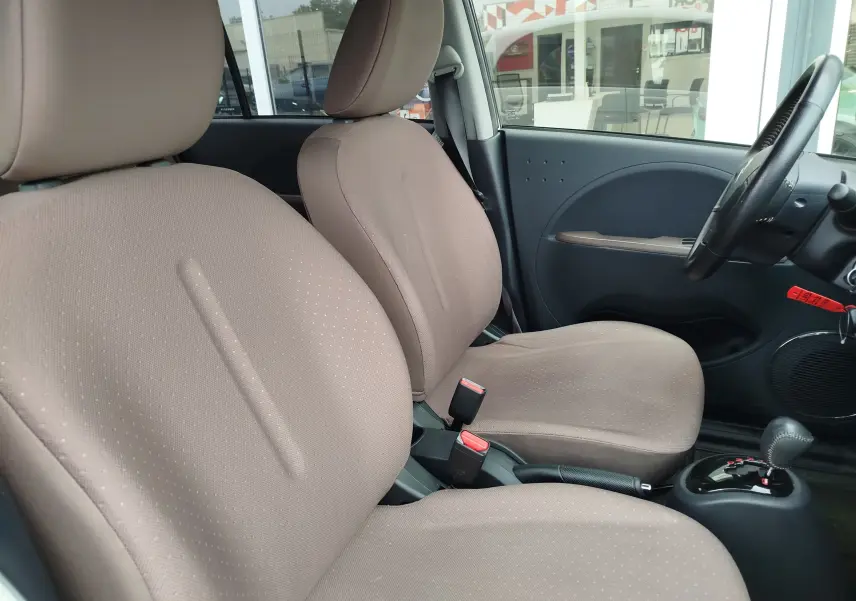 Vue intérieure côté conducteur de la CITROEN C-ZERO 2020, sièges tissu beige et tableau de bord gris foncé.