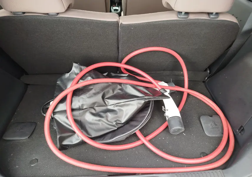 Vue du coffre arrière d'une Citroën C-Zero blanc Antarctique de 2020 avec câble de recharge électrique rouge enroulé.