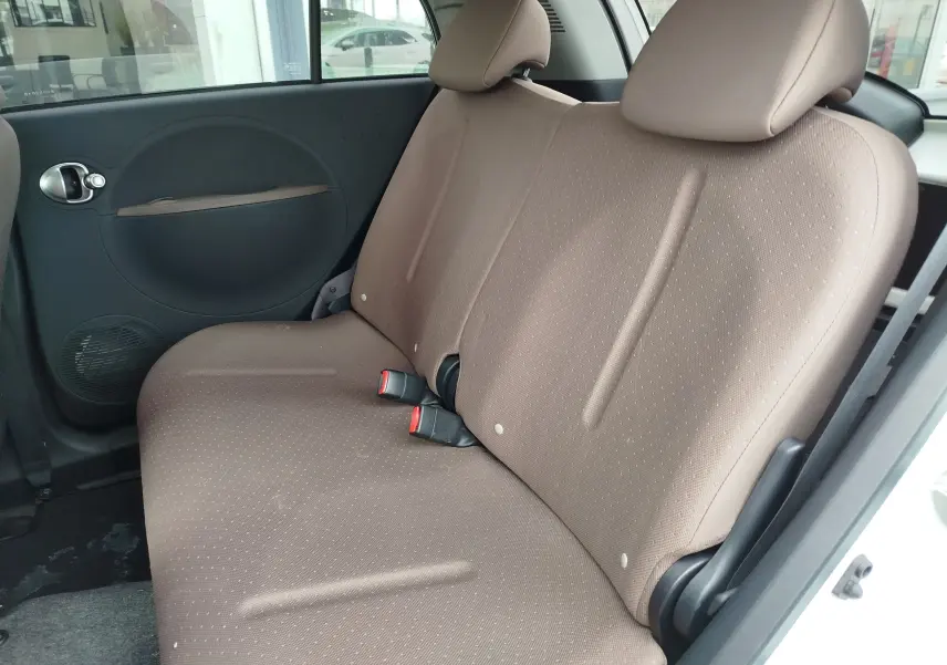Vue intérieure côté droit des sièges arrière marron de la Citroën C-ZERO Confort blanche de 2020, avec ceinture de sécurité visible.