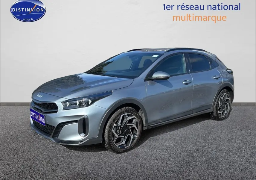 Vue 3/4 avant droite d’un KIA Xceed gris 2024 avec jantes alliage et calandre chromée visible.