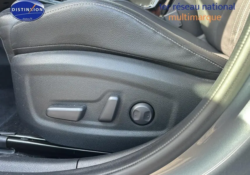Détail des commandes électriques de réglage du siège conducteur en cuir noir du KIA Xceed gris 2024.