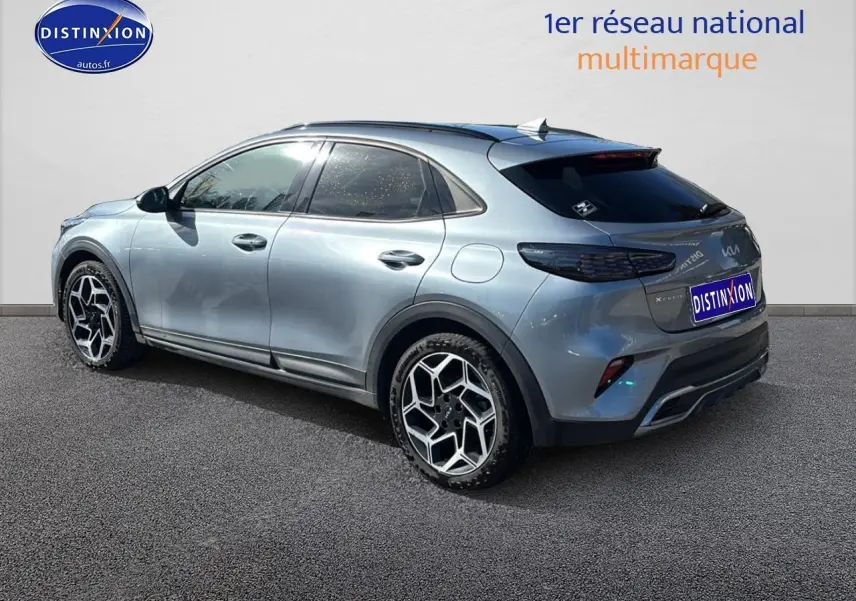 Vue 3/4 arrière droite du Kia Xceed gris 2024 avec jantes alu et vitres arrière surteintées.