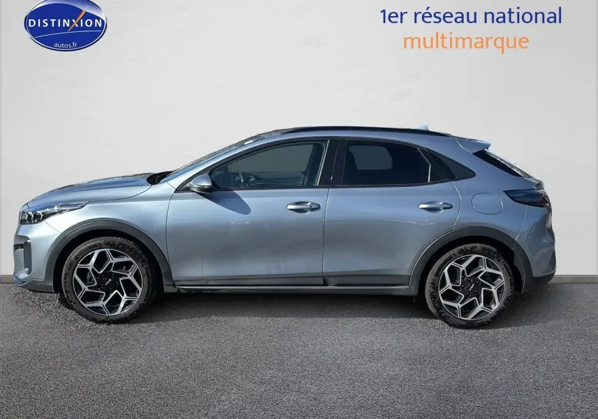 Profil côté gauche d'un KIA Xceed gris 2024 avec jantes alu au design géométrique et vitres surteintées.