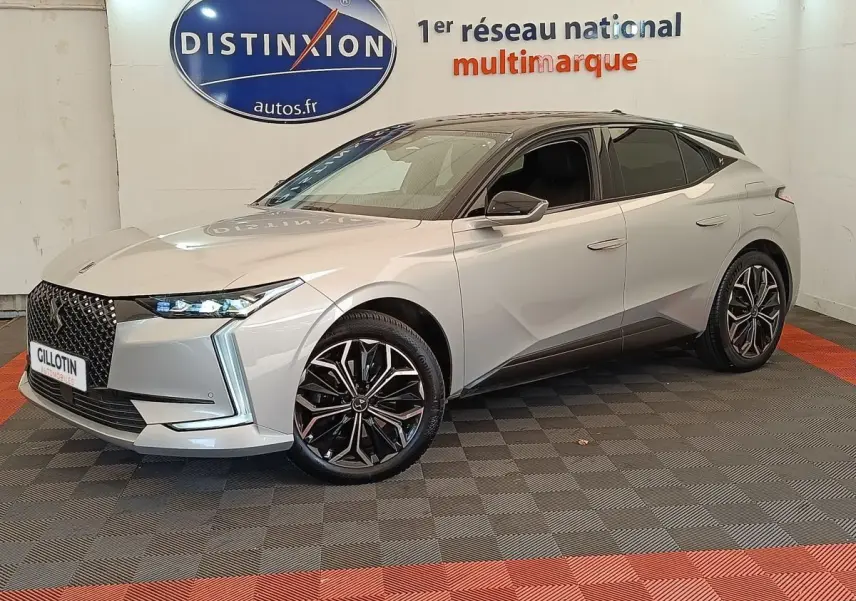 DS4 E-TENSE gris clair vue 3/4 avant droit, avec calandre distinctive et jantes noires stylisées.
