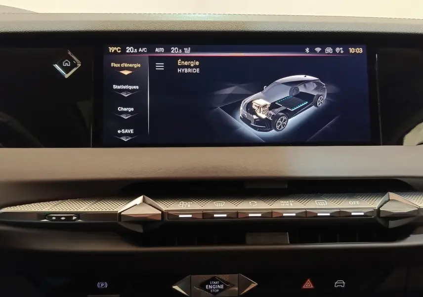Vue intérieure du tableau de bord de la DS4 E-TENSE 225 gris clair, écran tactile affichant l'énergie hybride.