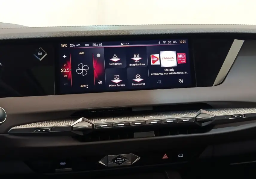 Vue intérieure du tableau de bord du DS4 E-TENSE 225 gris clair, avec écran tactile 10 pouces et commandes digitales.