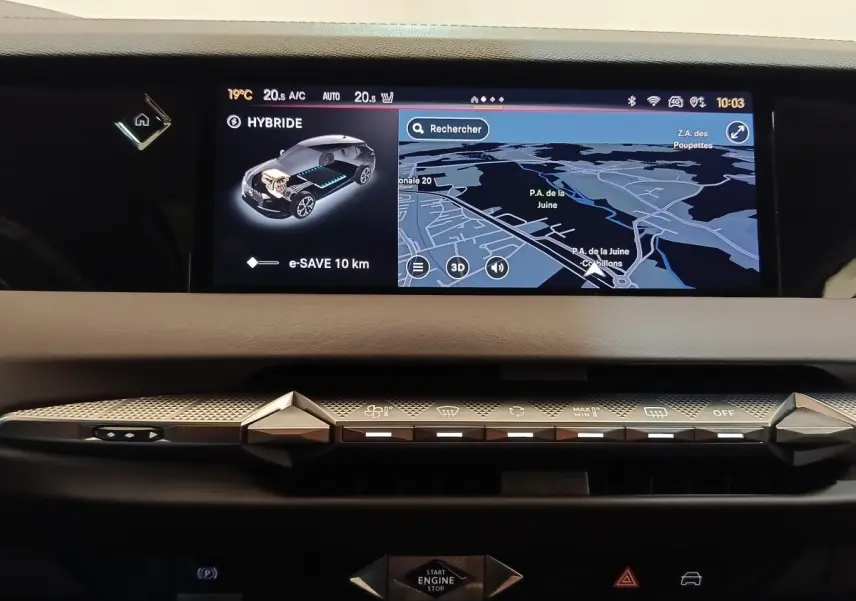 Vue rapprochée de l'écran tactile et de la console centrale du DS4 E-TENSE 225 gris clair, affichant la navigation et l'état hybride.