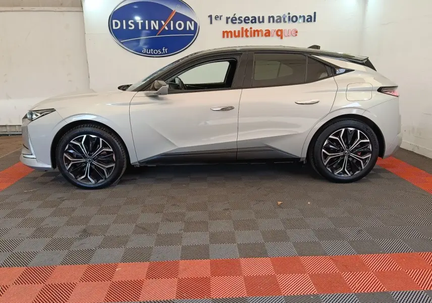 Vue de profil côté gauche d'une DS4 E-TENSE 225 gris clair avec jantes noires et détails noirs contrastants.