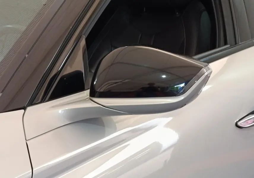 Gros plan sur le rétroviseur noir et la porte gris clair côté conducteur du DS4 E-TENSE 225 LA PREMIERE 2021 hybride rechargeable.