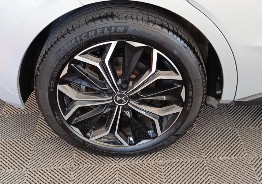 Gros plan sur la roue avant droite gris clair du DS4 E-TENSE 225 LA PREMIERE avec jante alliage noire et argentée.