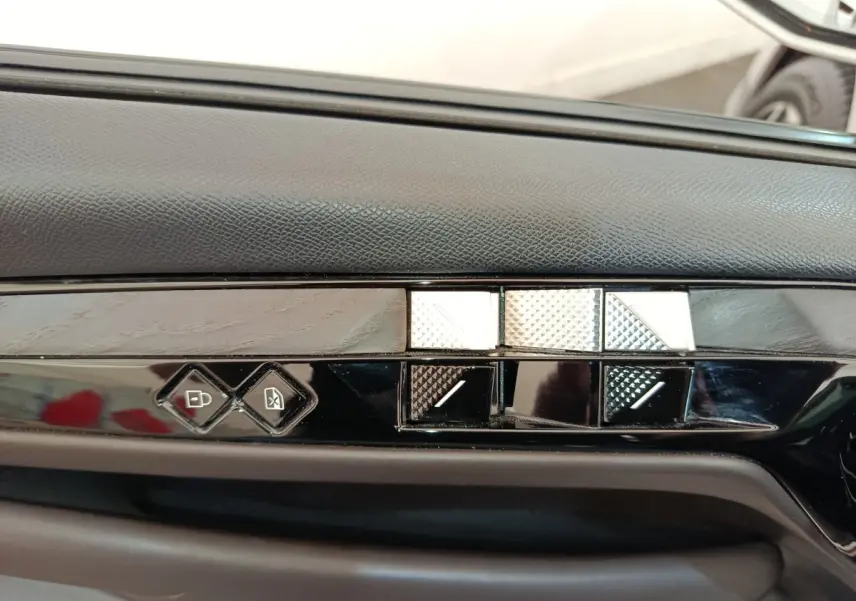Gros plan sur les boutons de réglages mémorisables sur la porte côté gauche du DS4 E-TENSE gris clair 2021.
