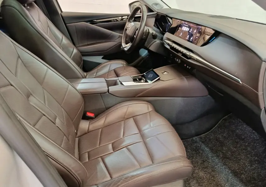 Vue intérieure côté droit du DS4 E-TENSE 225 gris clair, avec sièges cuir marron et tableau de bord digital.