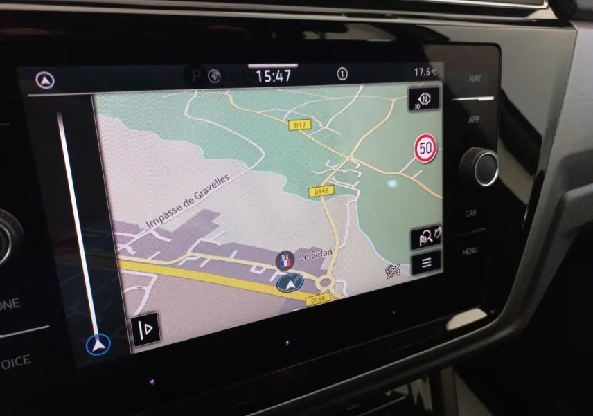Écran tactile central du Volkswagen Touran 2024 affichant la navigation 3D avec carte et indications de vitesse.