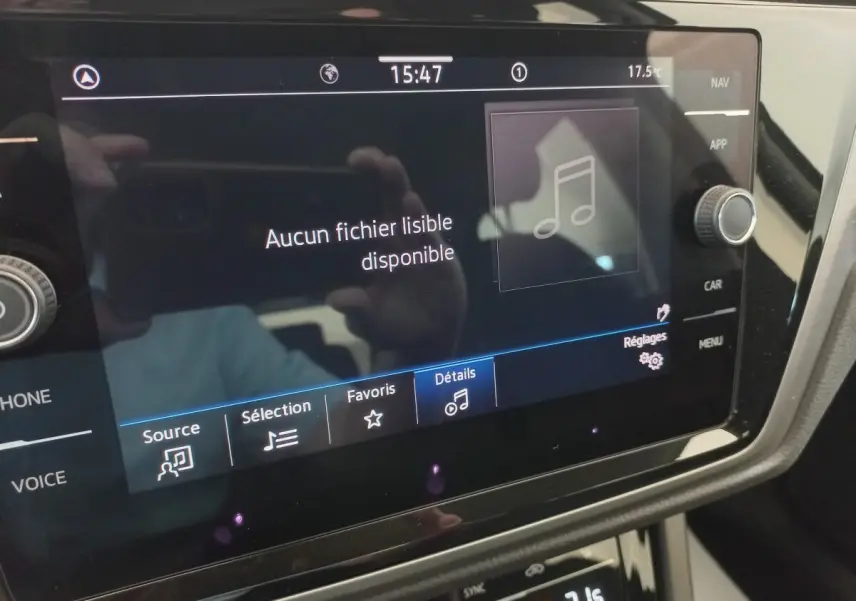 Écran tactile central du Volkswagen Touran 2024 affichant un message "Aucun fichier lisible disponible" en intérieur noir.