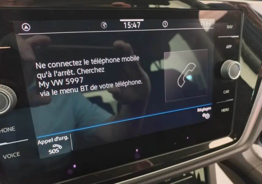 Écran tactile central du Volkswagen Touran 2024 affichant un message de connexion Bluetooth, vue rapprochée intérieure.