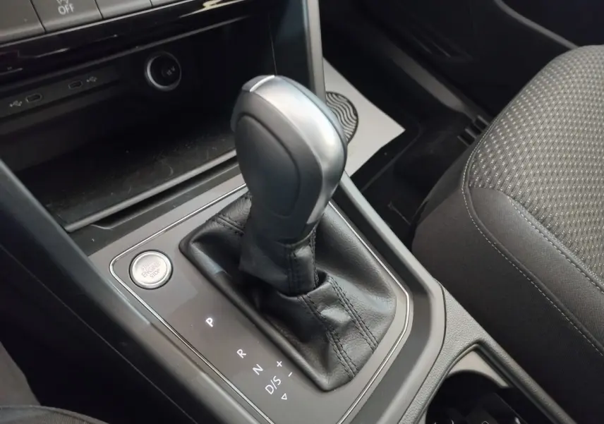 Gros plan sur la commande de boîte automatique noire du Volkswagen Touran 2024, avec bouton Start/Stop visible.