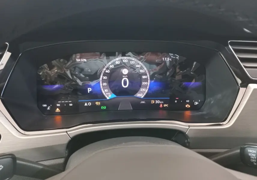 Vue rapprochée du combiné d'instruments numérique du Volkswagen Touran 2024, affichage multifonctions lumineux.