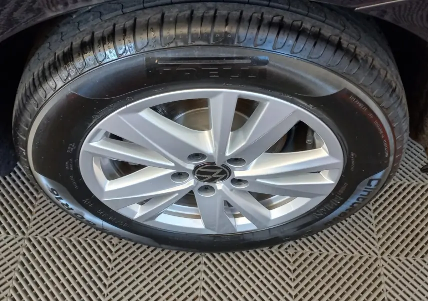 Gros plan sur la jante alliage argentée et le pneu Pirelli d’un Volkswagen Touran noir 2024.