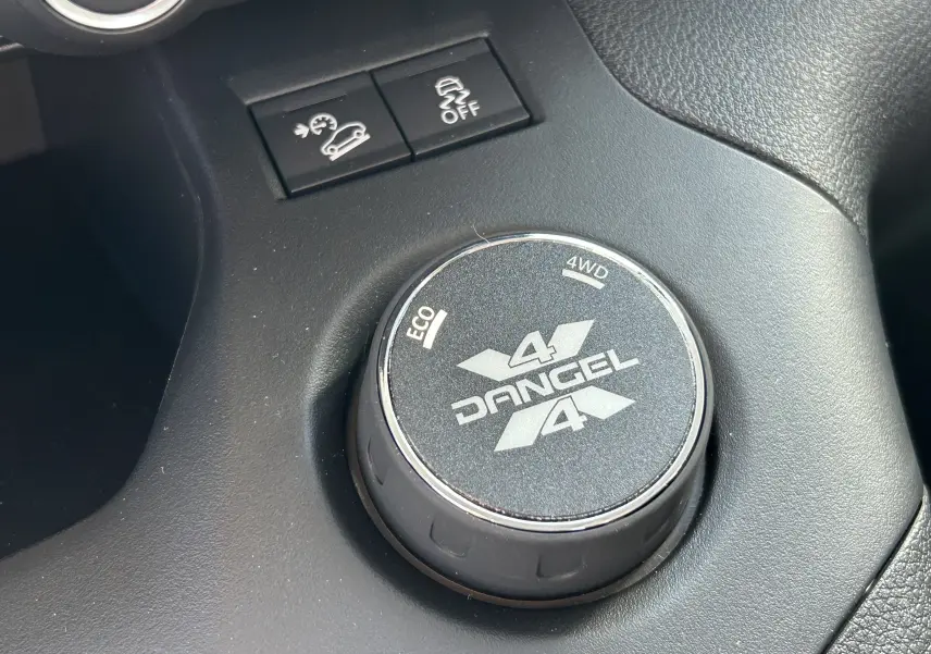 Gros plan sur le sélecteur rotatif 4x4 Dangel et boutons de contrôle dans l'habitacle noir du Partner gris Artense
