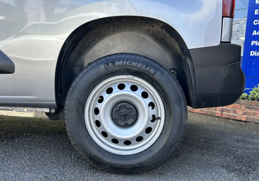Gros plan sur la roue arrière droite du DANGEL Partner gris Artense, avec jante acier et pneu Michelin visible.