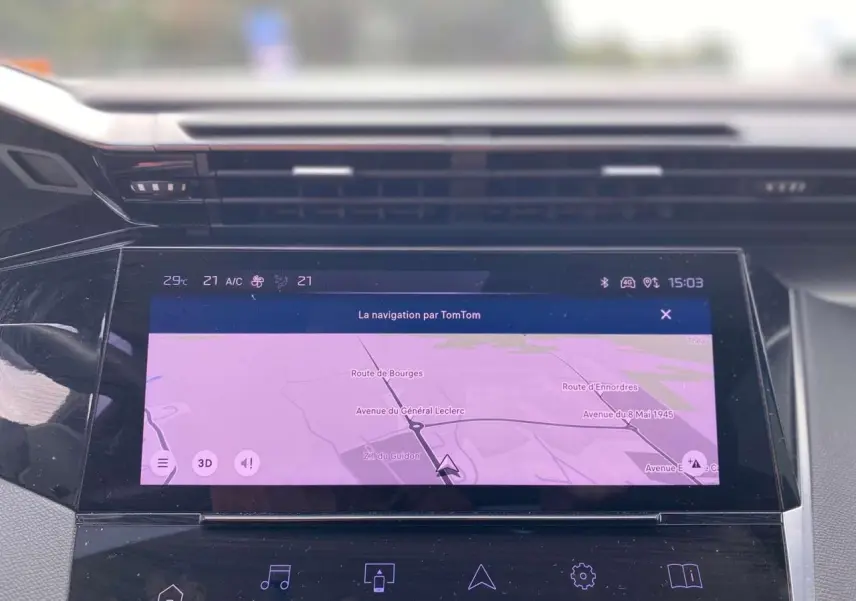 Écran tactile central affichant la navigation TomTom dans l'habitacle d'une Peugeot 308 2023.