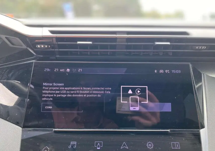 Écran tactile central du Peugeot 308 2023 affichant la fonction Mirror Screen dans l'habitacle.