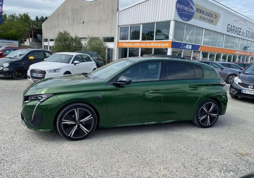 Peugeot 308 Vert Olivine vue de profil côté gauche, soulignant ses jantes noires et design moderne.