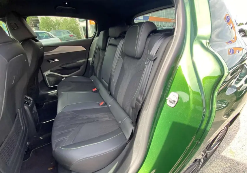 Vue arrière côté droit sur l'intérieur noir des sièges arrière d'une Peugeot 308 Vert Olivine 2023.