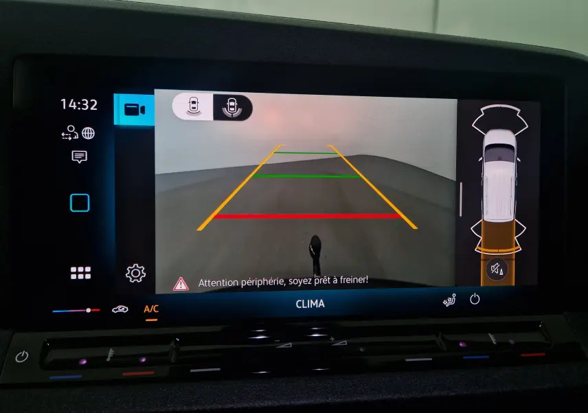 Affichage caméra de recul et vue aérienne du Volkswagen Caddy Maxi blanc 4 Motion, avec lignes de guidage colorées.