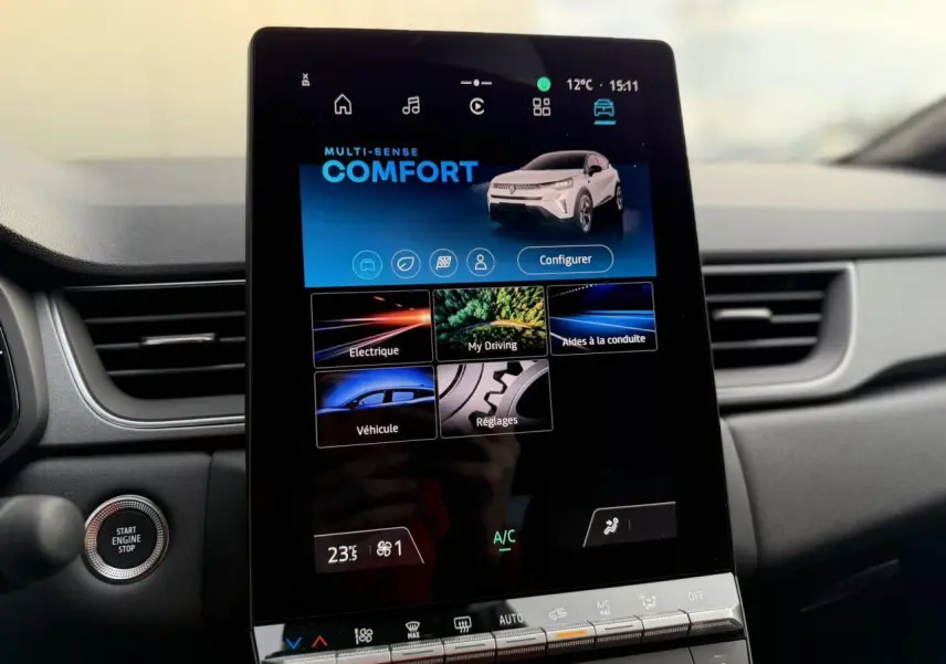 Vue rapprochée de l’écran tactile vertical Open R-Link 10,4" du tableau de bord du Renault Captur blanc nacré.