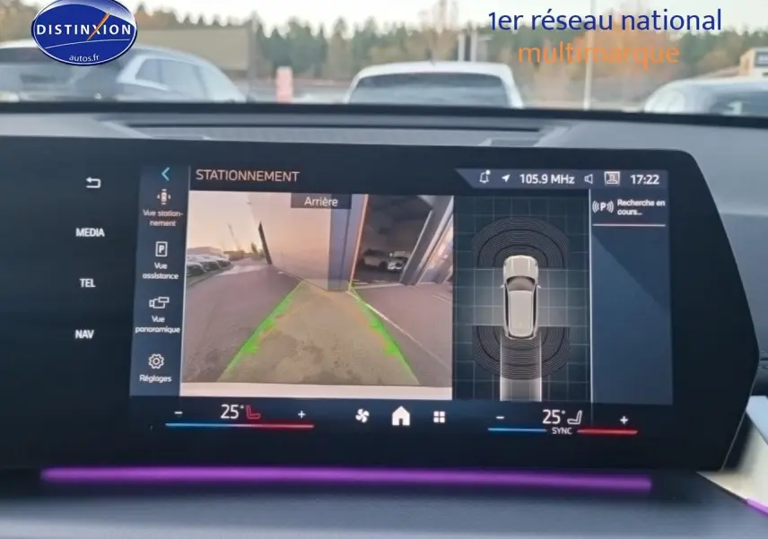 Écran tactile intérieur montrant la caméra de recul et l'assistance au stationnement du BMW X1 blanc mineral.