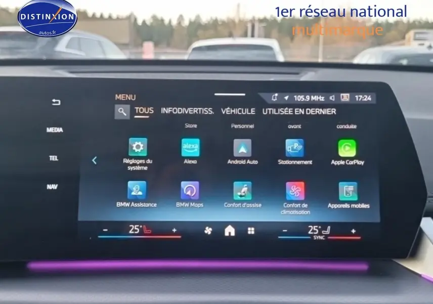 Écran tactile multifonction intérieur de BMW X1 blanc minéral, affichant menu avec applications connectées et éclairage d'ambiance violet.