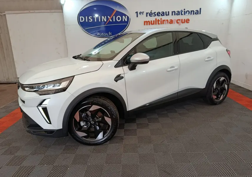 Renault Captur Techno E-Tech blanc en vue profil droit, soulignant ses jantes noires et détails modernes.