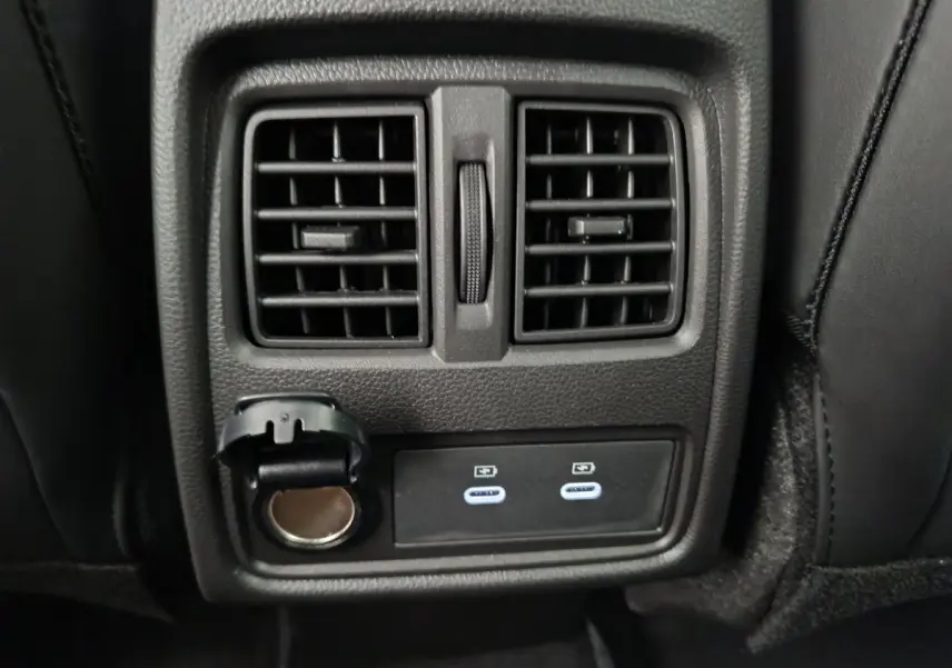 Détail des aérateurs arrière et prises USB du Renault Captur Techno E-Tech hybride 2025, intérieur noir.