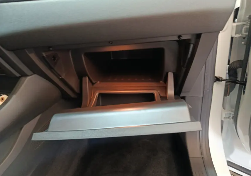 Gant de boîte à gants ouvert côté passager du Renault Captur blanc, intérieur noir visible.