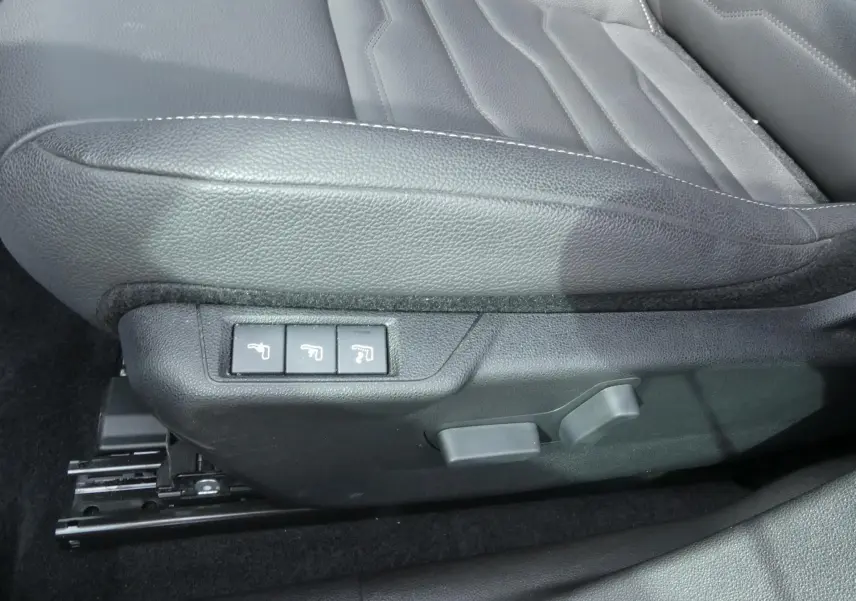 Détail des commandes électriques du siège conducteur en cuir noir du Jeep Avenger 2024, vue côté gauche.