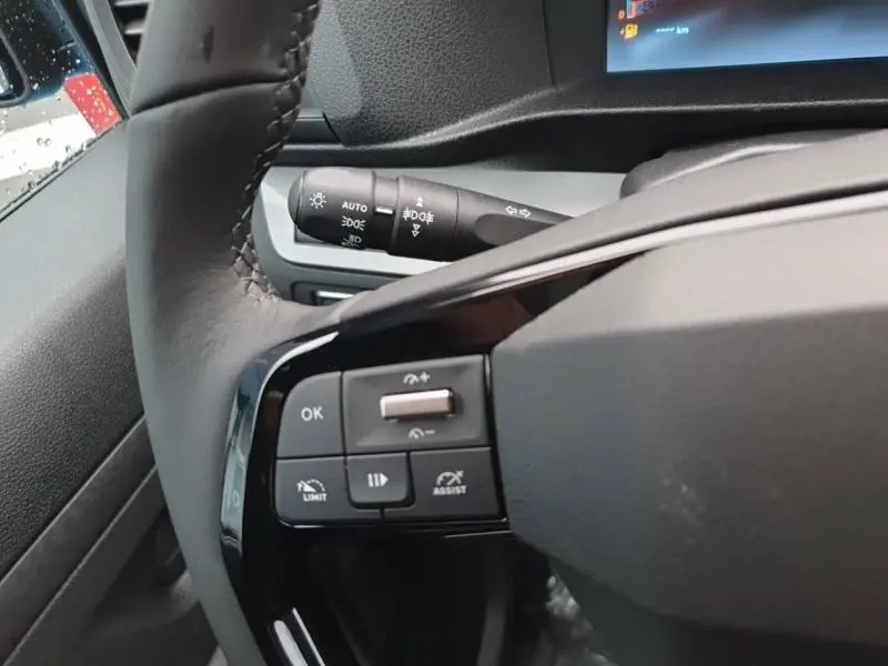 Gros plan sur les commandes au volant cuir noir du Citroën Jumpy 2025, avec levier de clignotant et tableau de bord partiel.