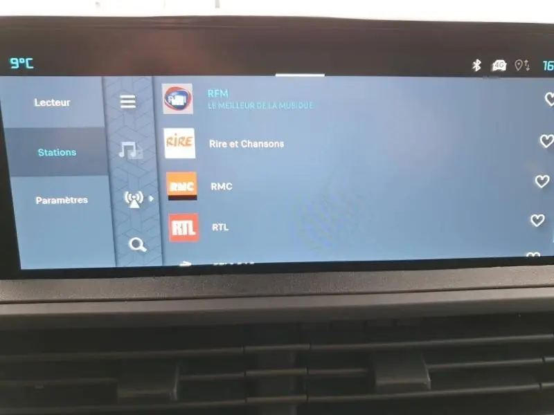 Écran tactile multimédia du Citroën Jumpy 2025 affichant les stations radio avec interface moderne et claire.