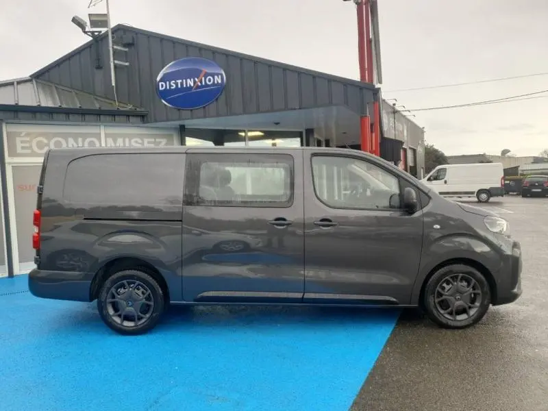 Vue latérale droite d'un Citroën Jumpy gris titane métal avec porte coulissante et jantes noires.